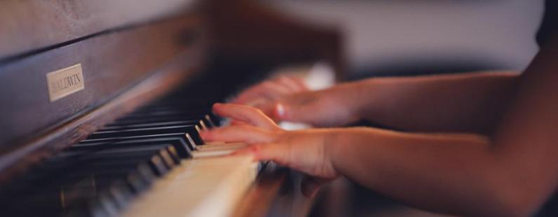 Los beneficios para el cerebro de tocar un instrumento musical - Mi jubilación