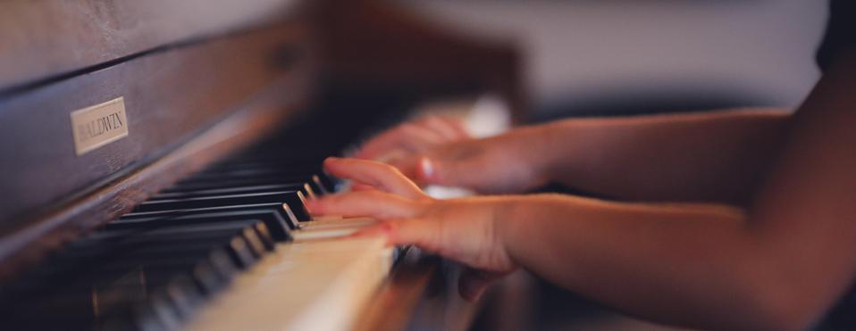 Los beneficios para el cerebro de tocar un instrumento musical