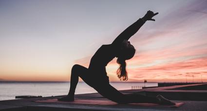 Acércate al yoga y al mindfulness con el nuevo ciclo de seminarios gratuitos de CAUMAS - Canal Sénior