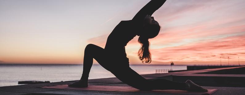 Acércate al yoga y al mindfulness con el nuevo ciclo de seminarios gratuitos de CAUMAS - Canal Sénior